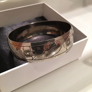 SILVER TONED BANGLE BRACELT